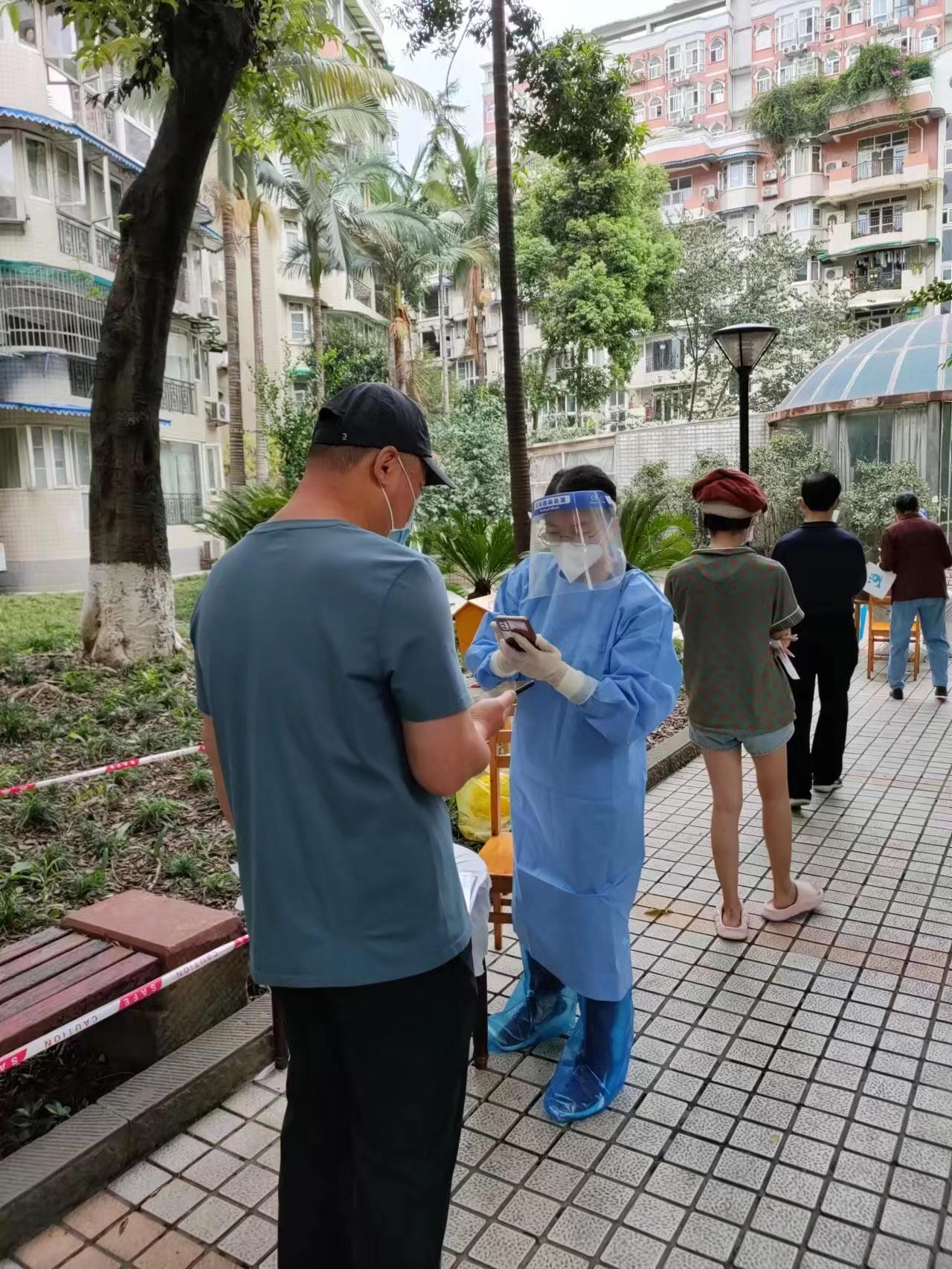 2022.9.4現代農擔黨支部組織委員、副總經理高洪燕在所住小區（武侯區雙楠花園）協助社區核酸檢測登記、掃碼工作 (2)