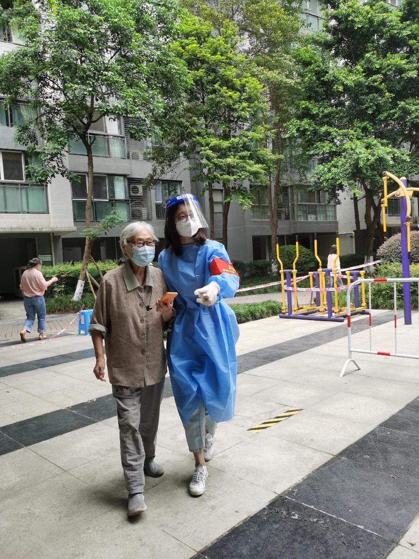 2022.9.5綜合辦公室行政文秘何彥同志（預備黨員）參與營門口街道銀桂社區所住小區（金牛區華宇錦城名都）協助核酸檢測秩序維護、負責幫助參加核酸的有困難老人、孩童 (1)