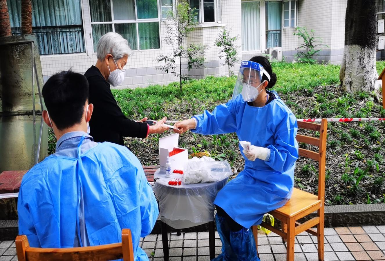 2022.9.4現代農擔黨支部組織委員、副總經理高洪燕在所住小區（武侯區雙楠花園）協助社區核酸檢測登記、掃碼工作