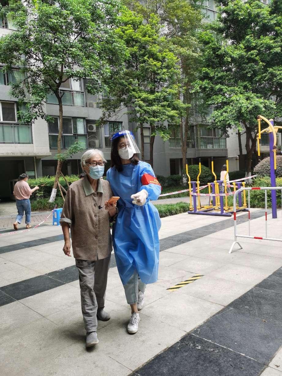 2022.9.5綜合辦公室行政文秘何彥同志（預備黨員）參與營門口街道銀桂社區所住小區（金牛區華宇錦城名都）協助核酸檢測秩序維護、負責幫助參加核酸的有困難老人、孩童 (1)