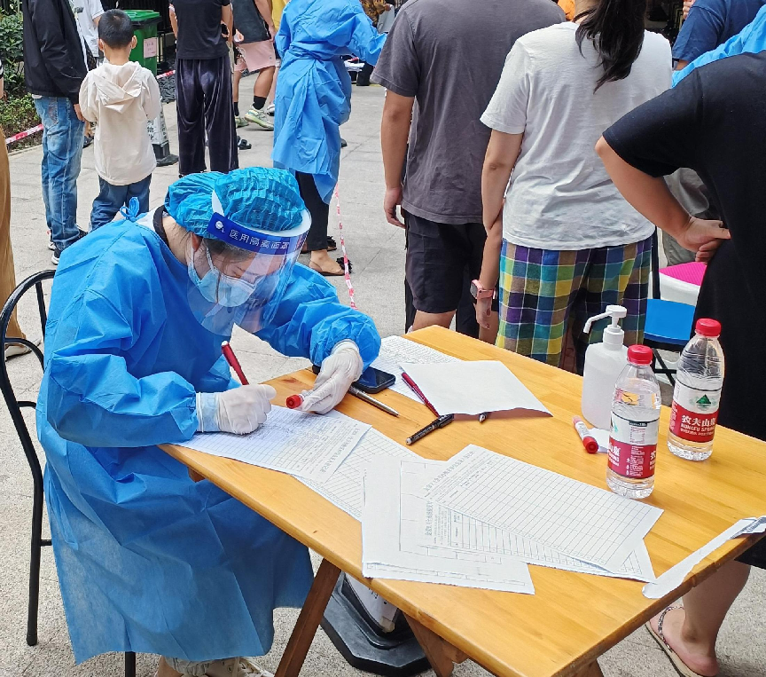 2022.9.4現代農擔綜合辦公室行政主管王雨曦參與金泉街道金橋社區所住小區（金牛區保利國賓首府）核酸檢測掃碼登記工作 (3)(1)