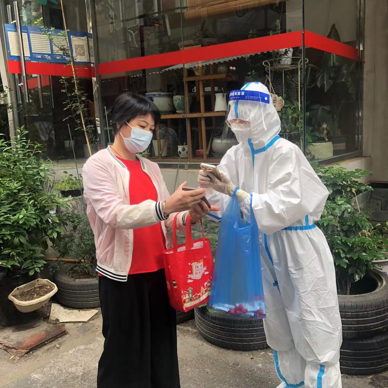 9月5日上午，擔保業務二部鄒杰（入黨積極分子）到崇德里社區報道，經過崗前培訓后，投入到核酸檢測掃碼錄入工作（1）