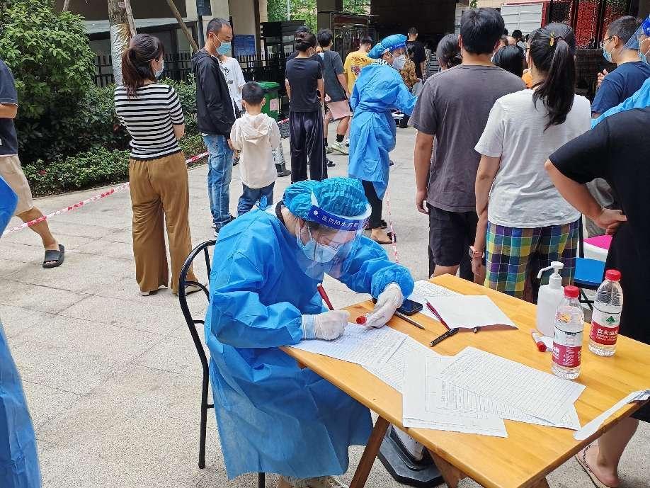 2022.9.4現代農擔綜合辦公室行政主管王雨曦參與金泉街道金橋社區所住小區（金牛區保利國賓首府）核酸檢測掃碼登記工作 (3)